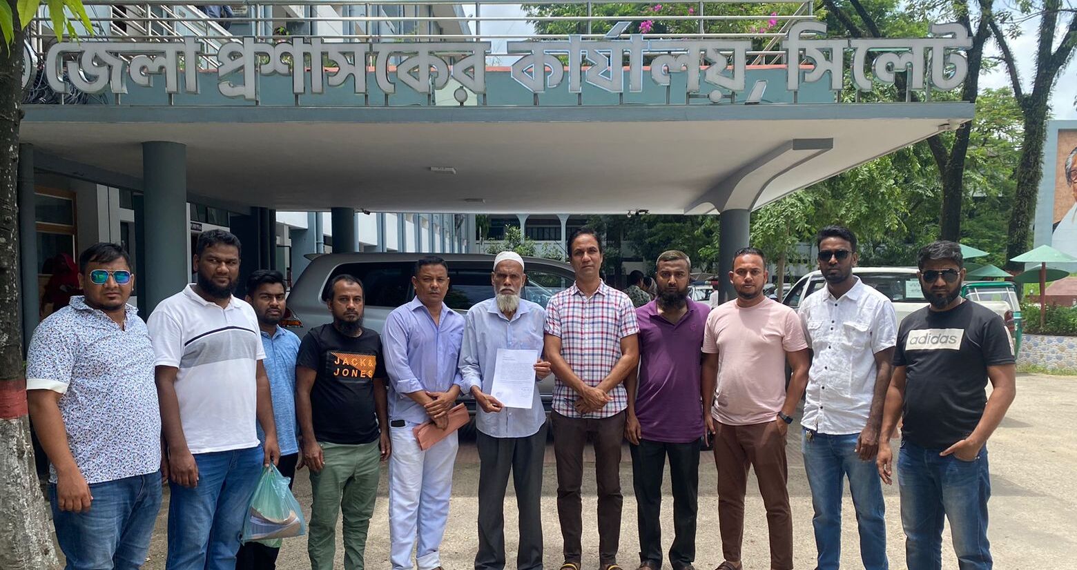 নগরীতে অবৈধ পশুর হাট বন্ধে স্মারকলিপি প্রদান